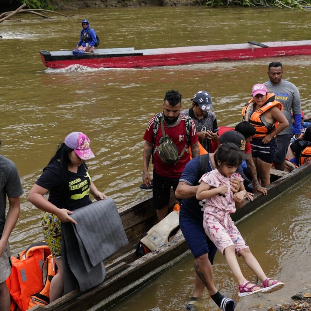 Migrating Venezuelans undeterred by US plan to resume deportation flights | AP News