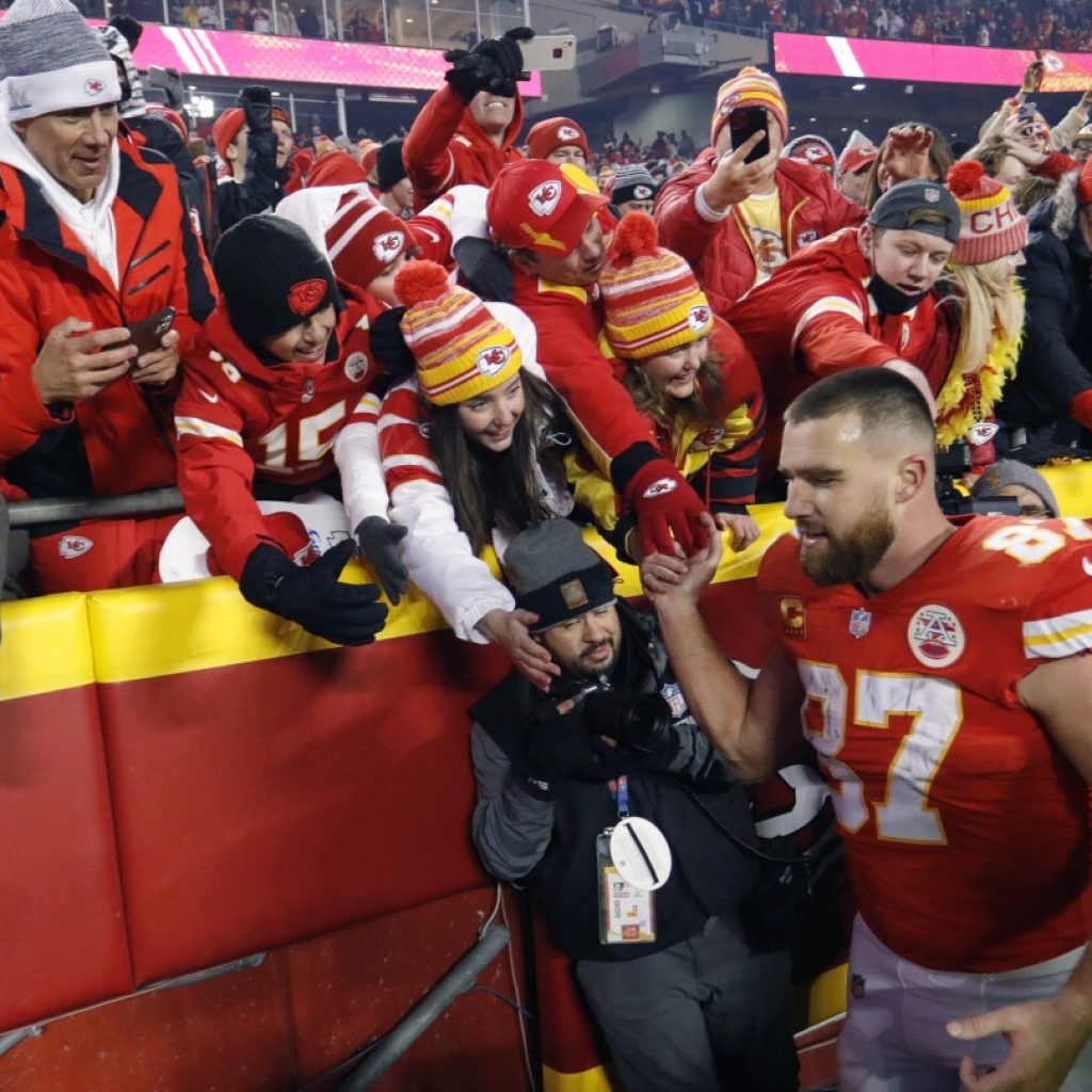 Chiefs’ Kelce: ‘Just got to keep living’ as relationship with Taylor Swift consumes spotlight | AP News