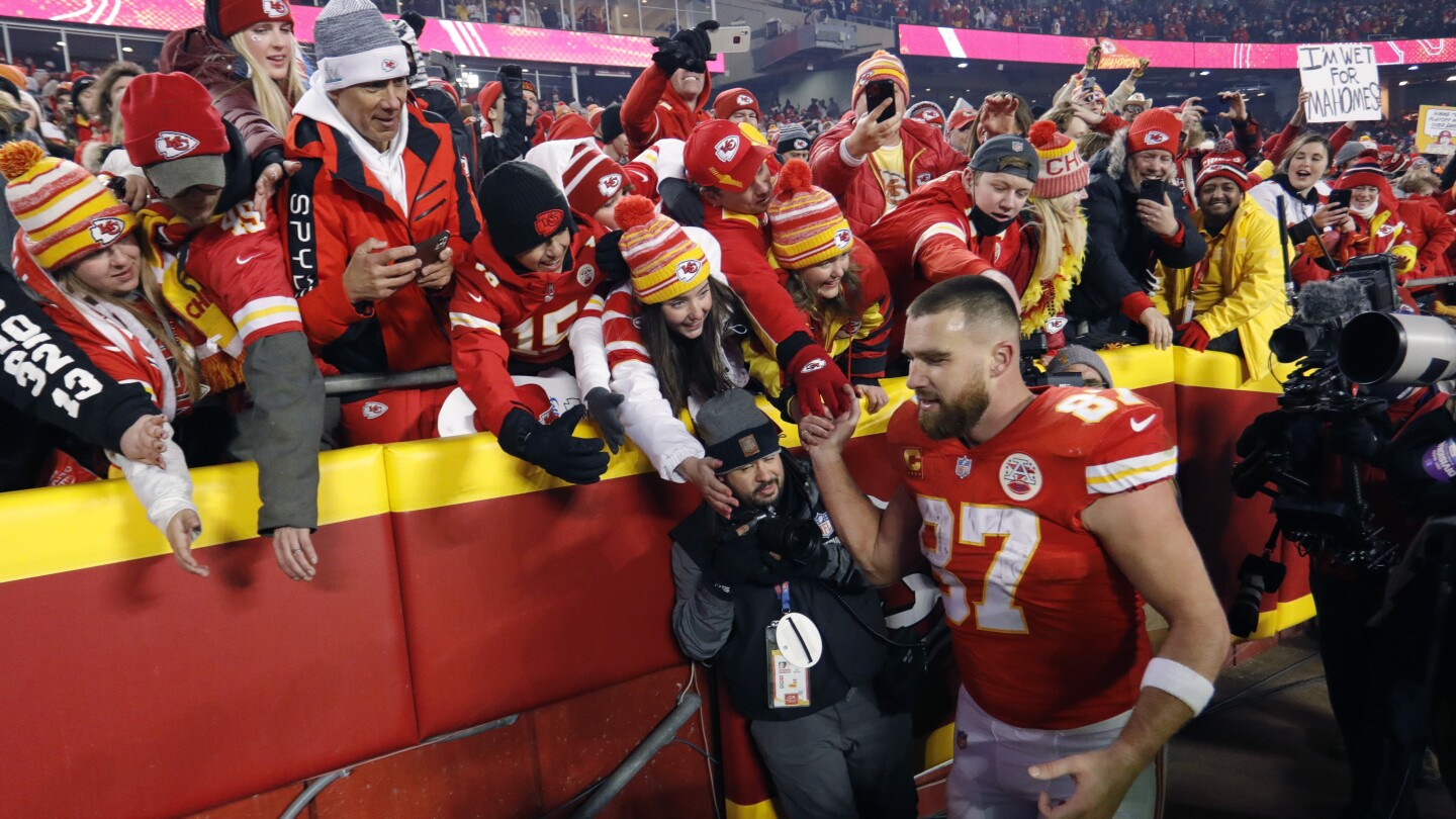 Chiefs’ Kelce: ‘Just got to keep living’ as relationship with Taylor Swift consumes spotlight | AP News