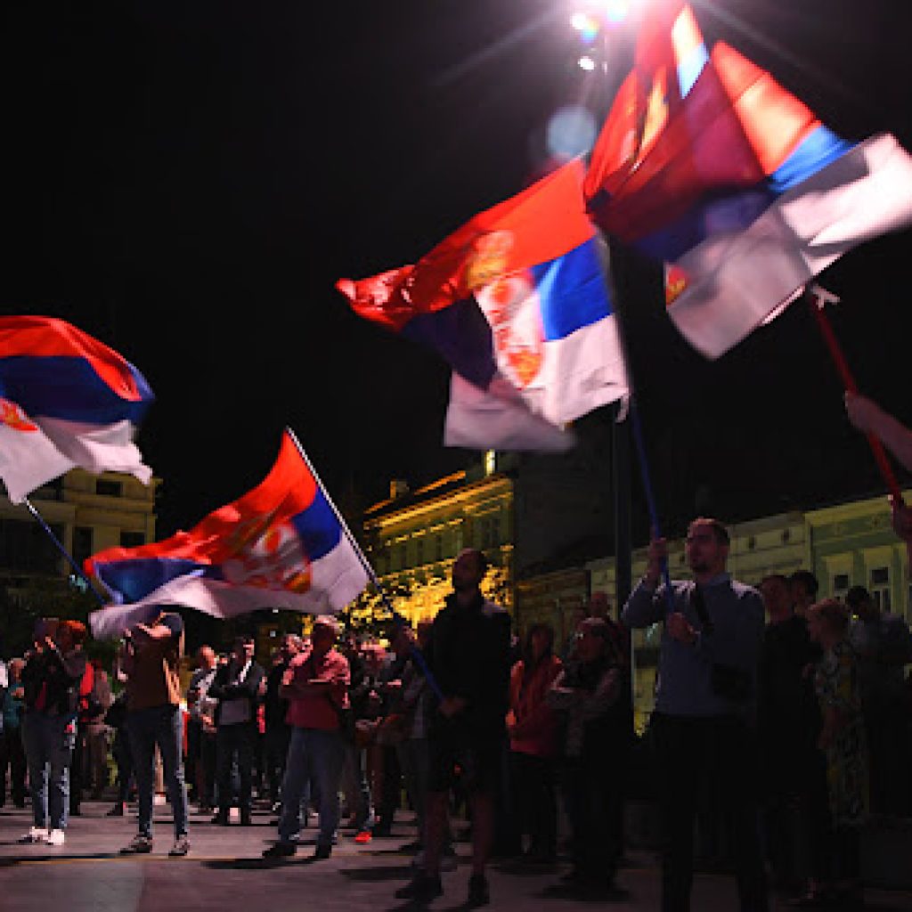 Građani na 17. protestu protiv nasilja u Gornjem Milanovcu gađani jogurtom i paradajzom