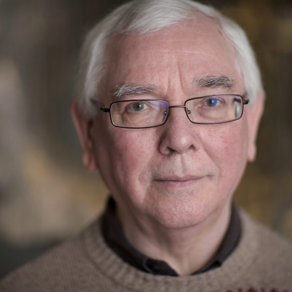 Terence Davies, filmmaker of the lyrical ‘Distant Voices, Still Lives,’ dies at the age of 77 | AP News