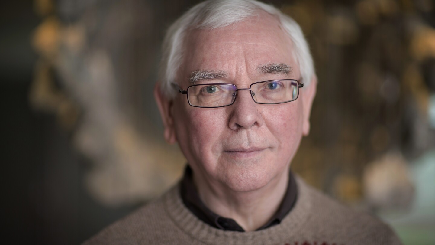 Terence Davies, filmmaker of the lyrical ‘Distant Voices, Still Lives,’ dies at the age of 77 | AP News