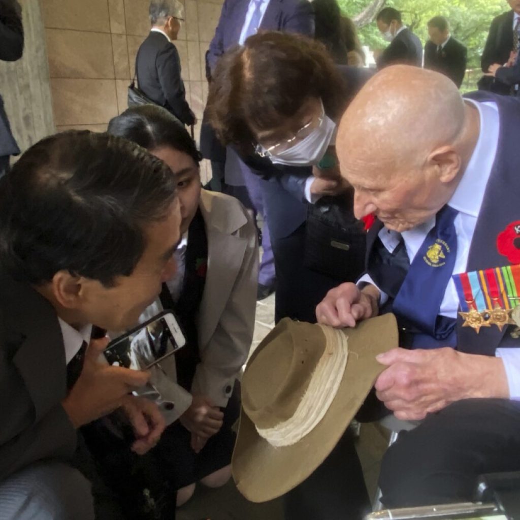 UK veteran who fought against Japan in World War II visits Tokyo’s national cemetery | AP News