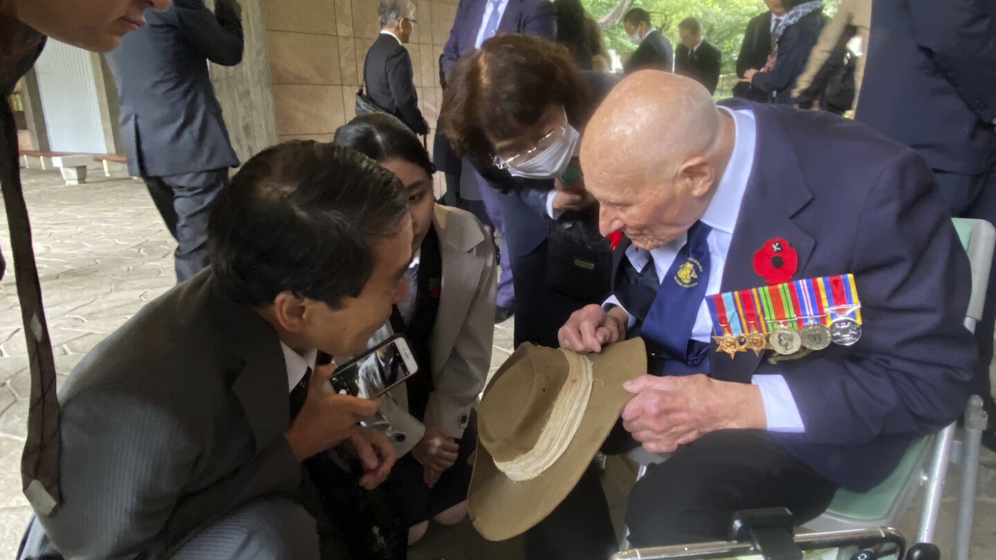 UK veteran who fought against Japan in World War II visits Tokyo’s national cemetery | AP News