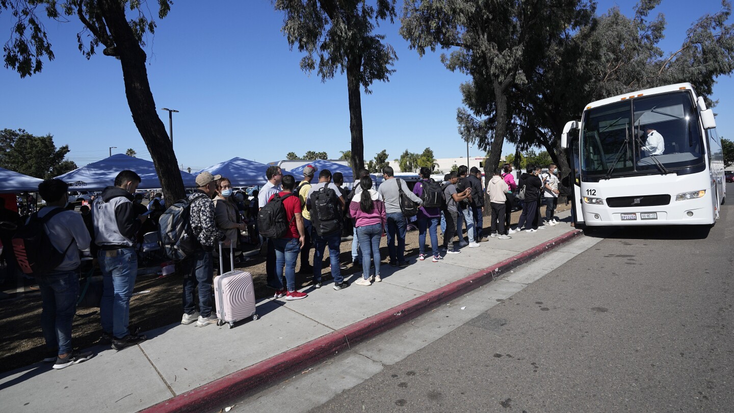 US Border Patrol has released thousands of migrants on San Diego’s streets, taxing charities | AP News