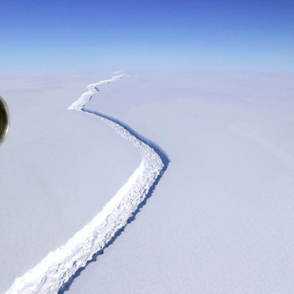 Scientists count huge melts in many protective Antarctic ice shelves. Trillions of tons of ice lost. | AP News