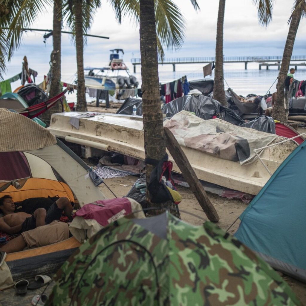 Migrants flounder in Colombian migration point without the money to go on | AP News