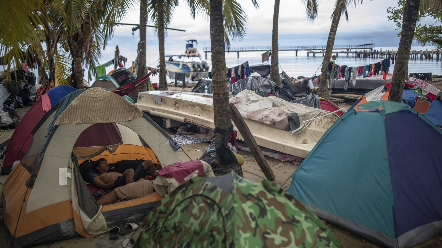 Migrants flounder in Colombian migration point without the money to go on | AP News