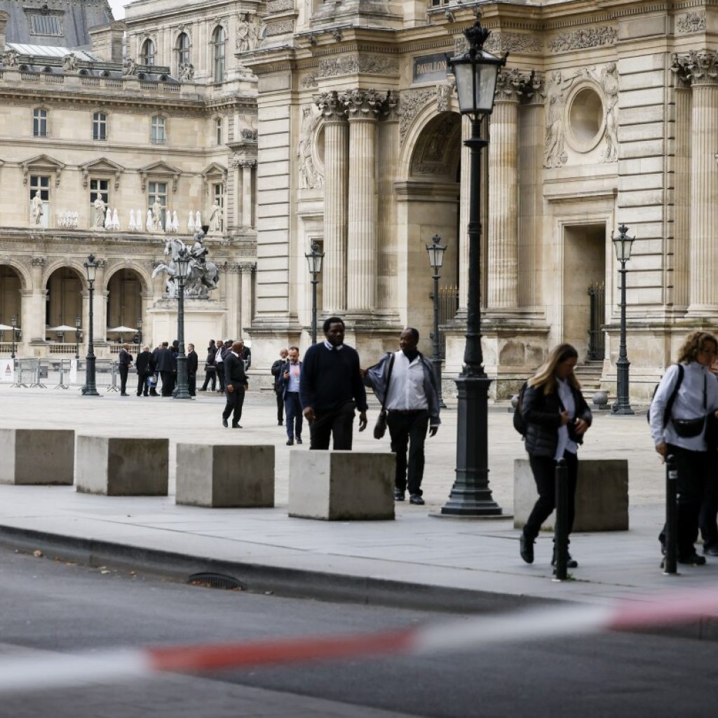 Louvre Museum and Versailles Palace evacuated after bomb threats with France on alert | AP News