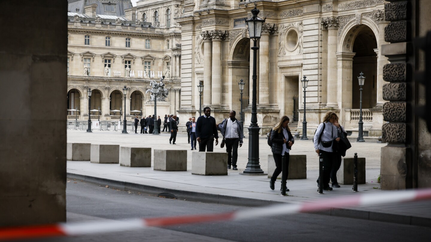 Louvre Museum and Versailles Palace evacuated after bomb threats with France on alert | AP News