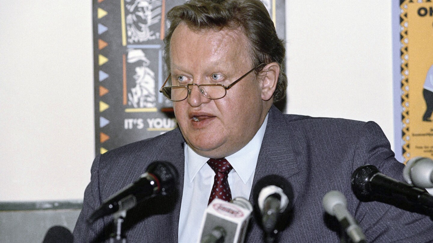 Martti Ahtisaari, former Finnish president and Nobel Peace Prize winner, dies at 86 | AP News