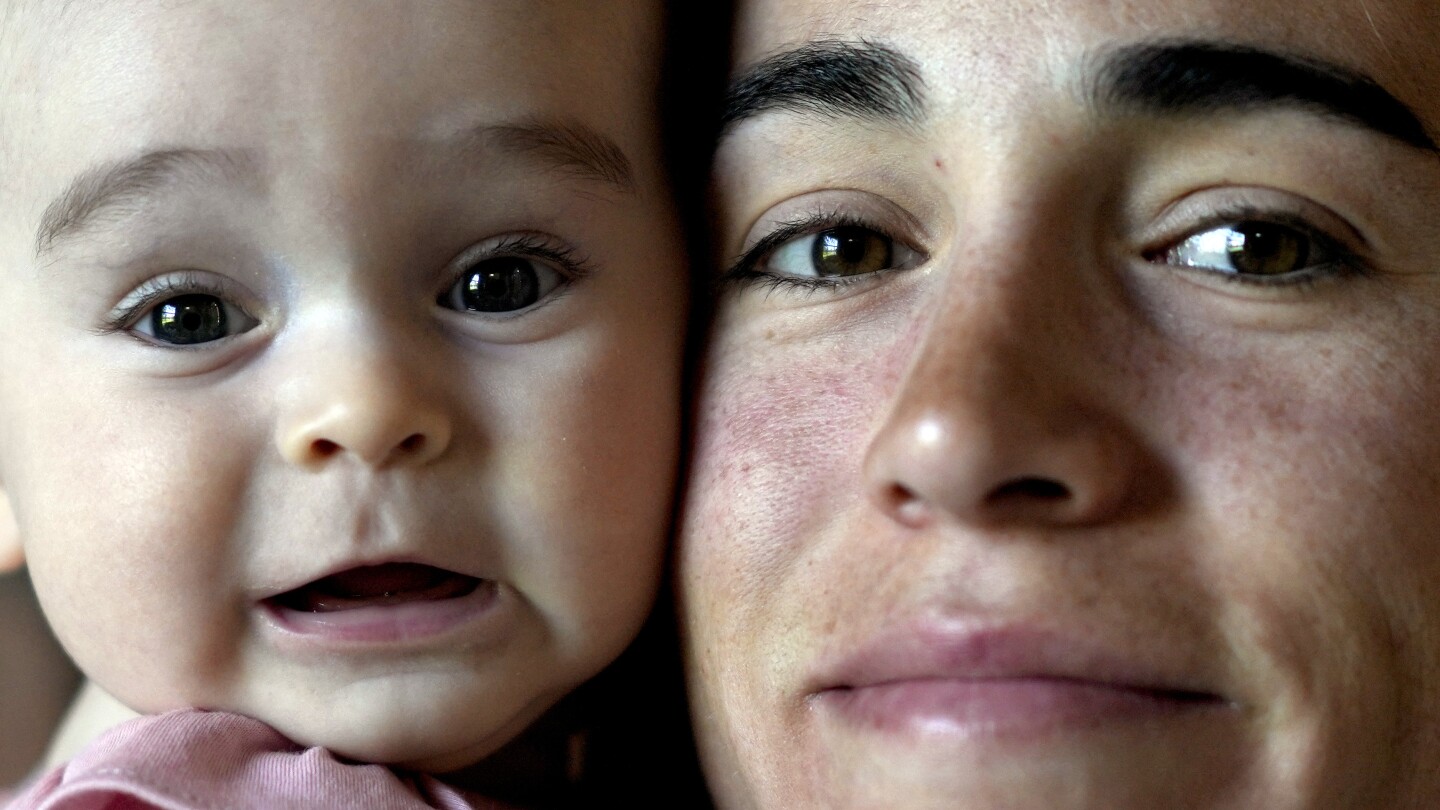 Athlete-mothers juggle priorities as they prepare to compete at the Pan American Games in Chile | AP News