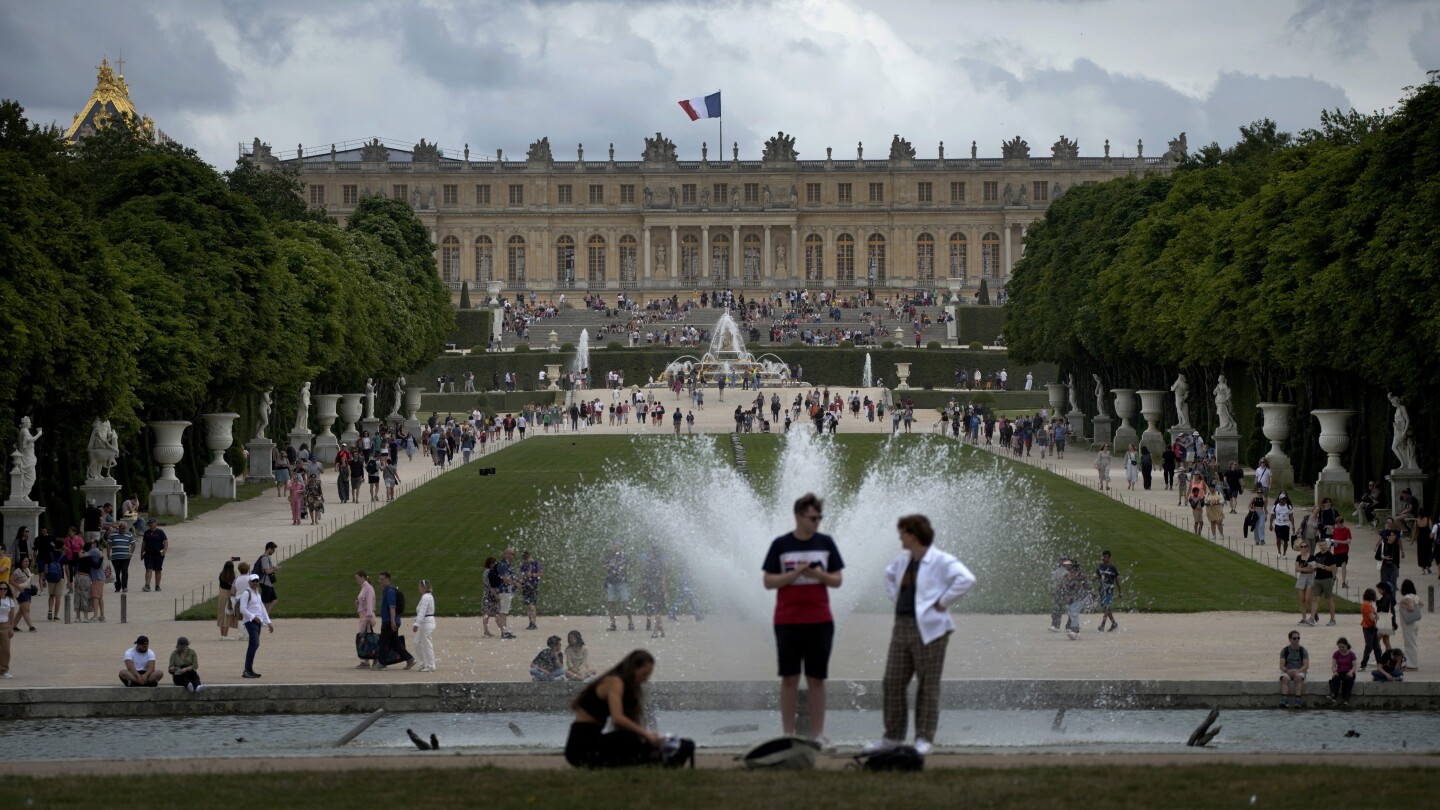 Versailles Palace evacuated again for security alert amid high vigilance in France against attacks | AP News