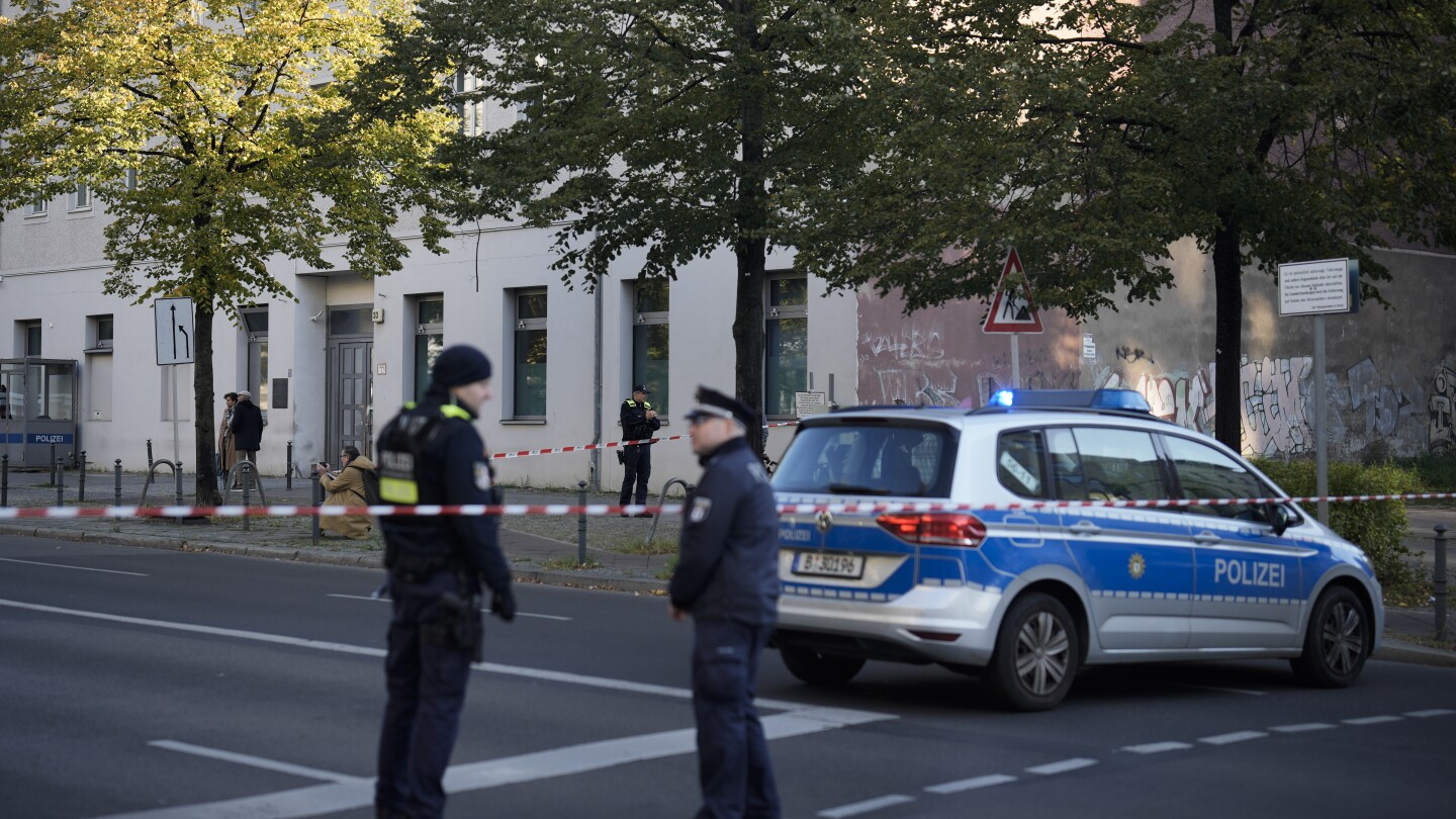 A Berlin synagogue is attacked with firebombs while antisemitic incidents rise in Germany | AP News