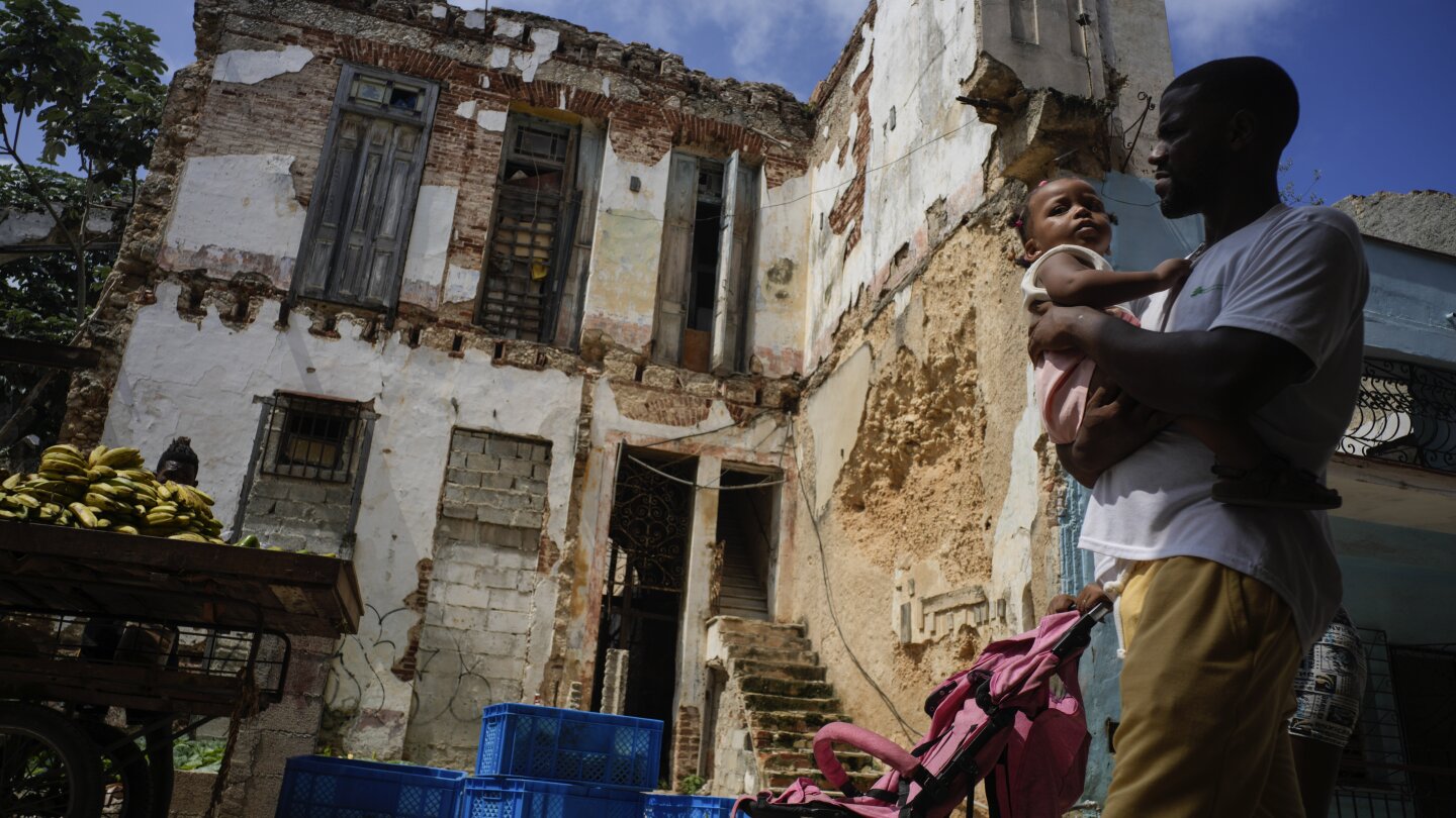 Havana’s once stately homes crumble as their residents live in fear of an imminent collapse | AP News