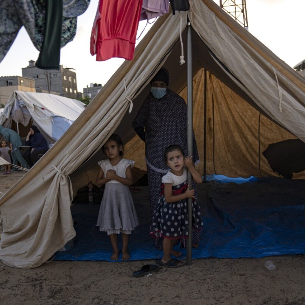 A tent camp for displaced Palestinians pops up in southern Gaza, reawakening old traumas | AP News