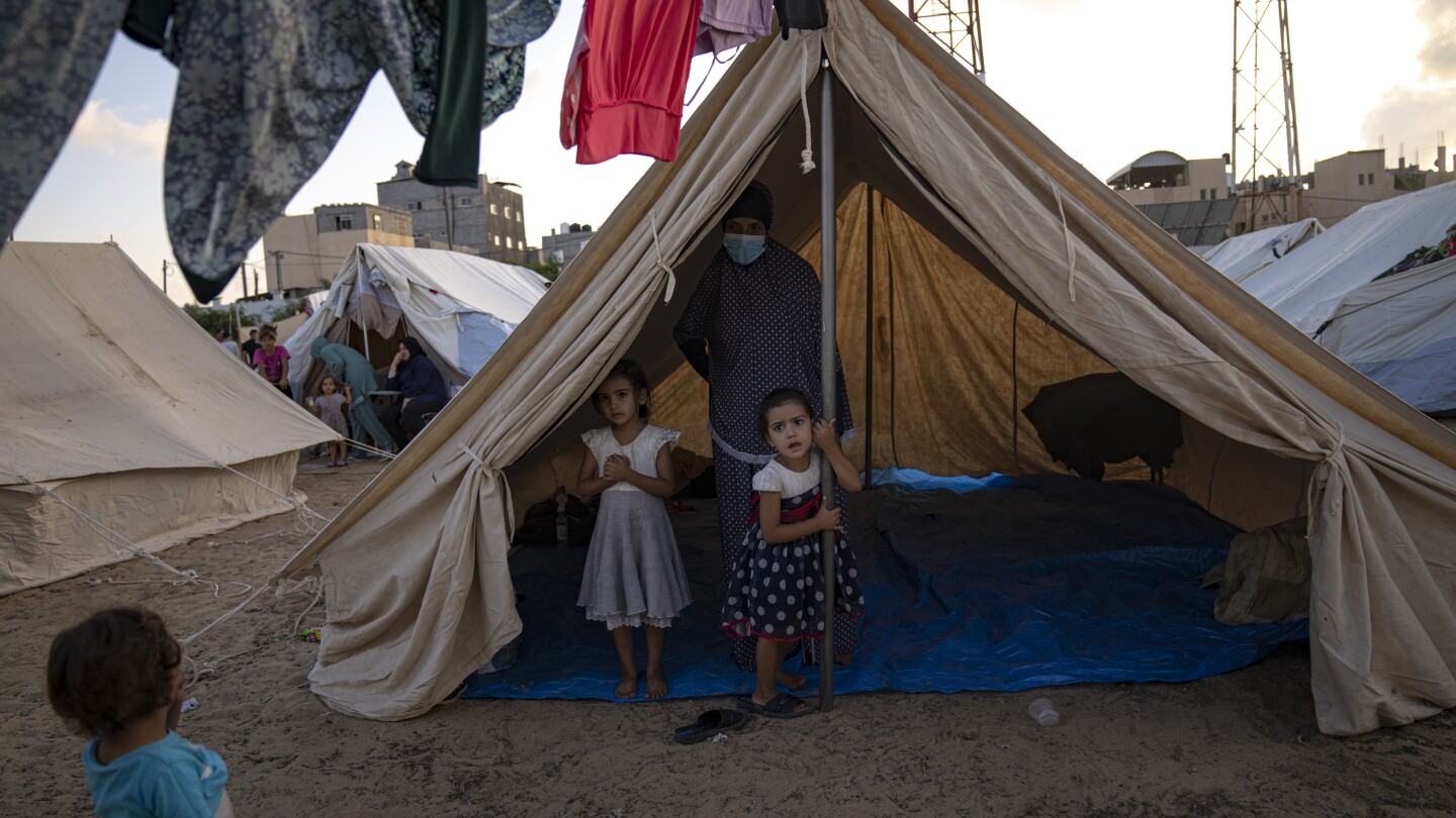 A tent camp for displaced Palestinians pops up in southern Gaza, reawakening old traumas | AP News