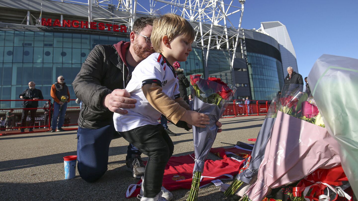 Soccer fans flock to Old Trafford to pay tribute to Bobby Charlton following his death at age 86 | AP News