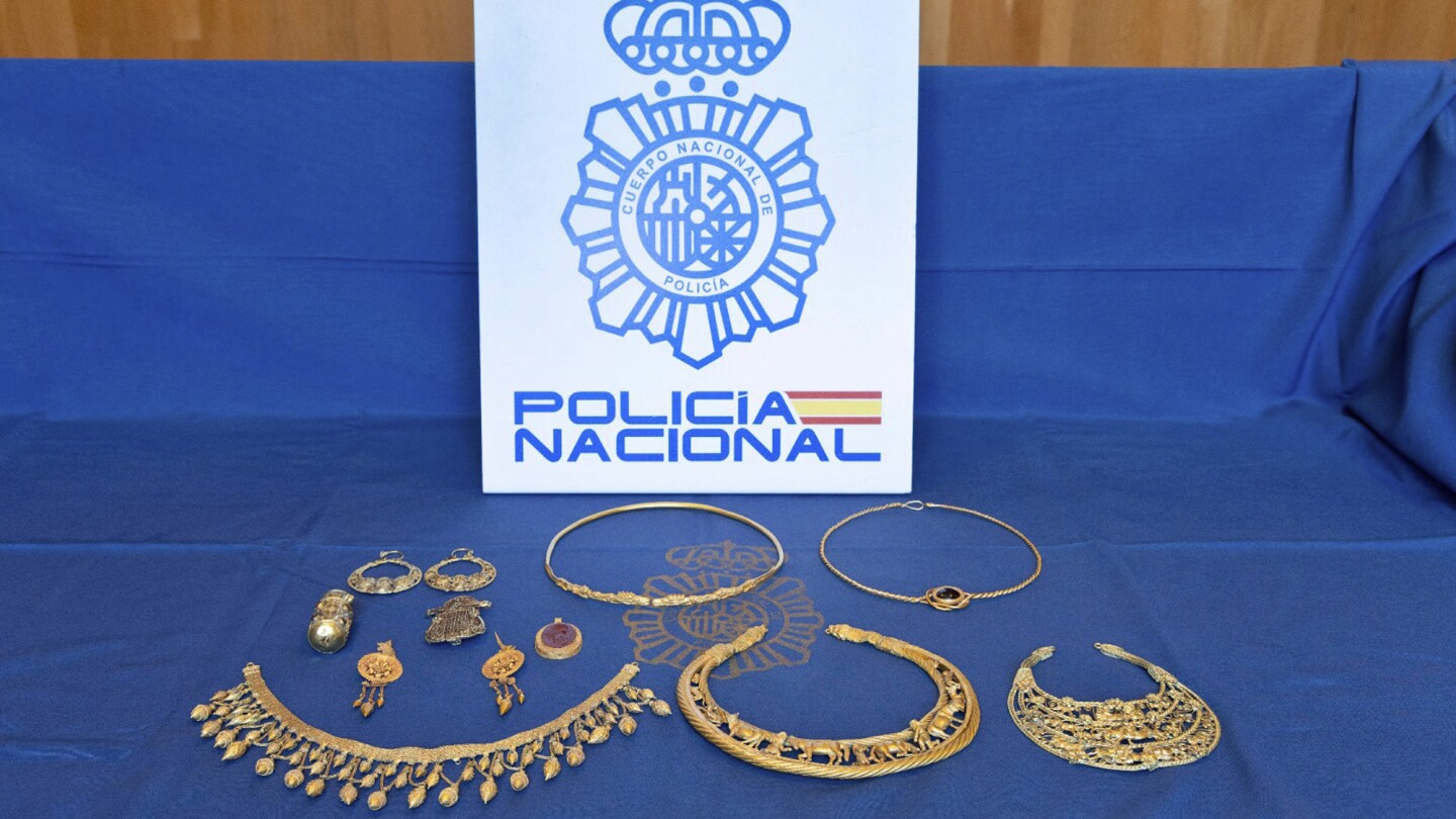 Spanish police say they have confiscated ancient gold jewelry worth millions taken from Ukraine | AP News