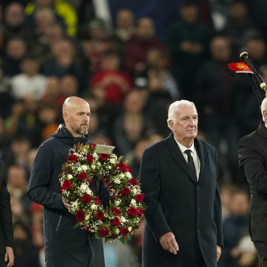 Man United pays respects to the late Bobby Charlton with pre-match tributes at Old Trafford | AP News