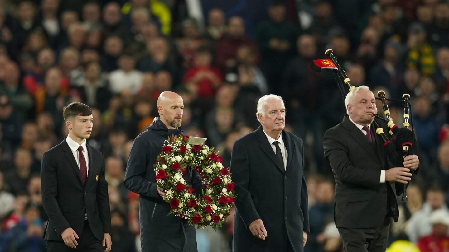 Man United pays respects to the late Bobby Charlton with pre-match tributes at Old Trafford | AP News