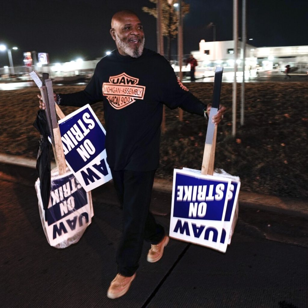 UAW reaches tentative contract agreement with Ford | AP News