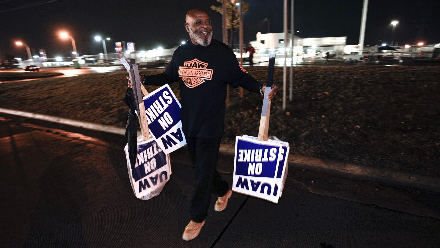 UAW reaches tentative contract agreement with Ford | AP News