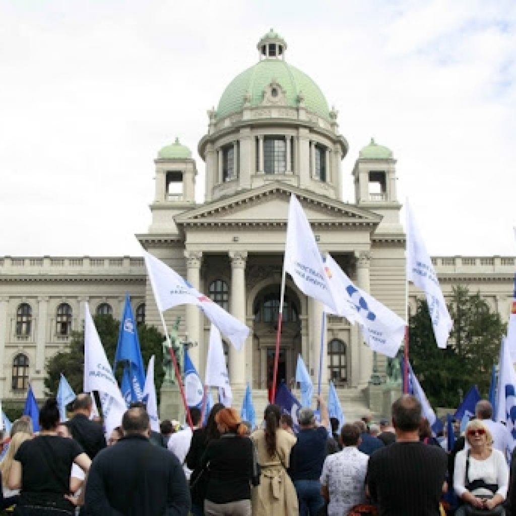 Samostalni sindikat s ulice ispred Skupštine Srbije tražio veće plate i bolje zakone