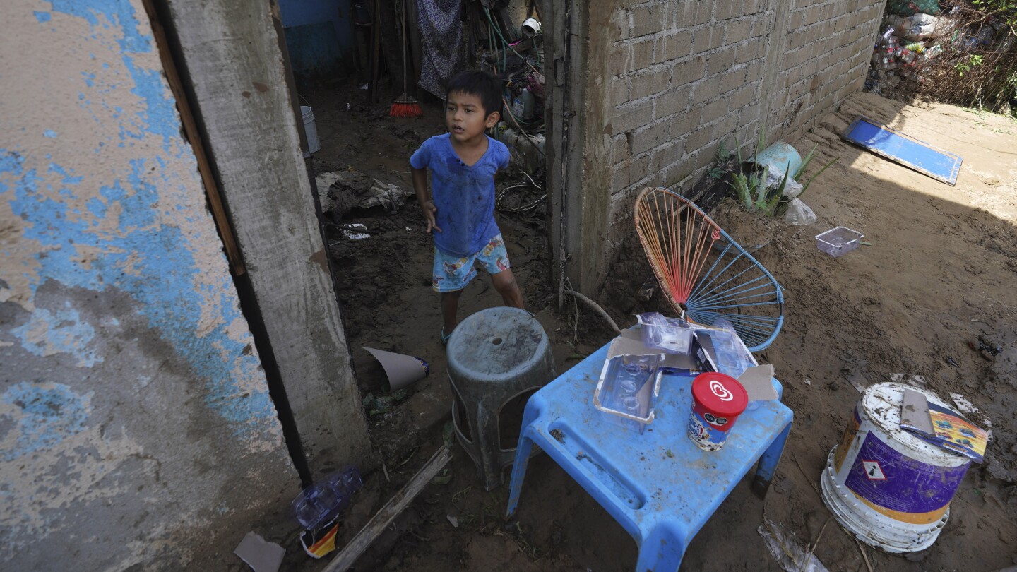 Survivors of deadly Hurricane Otis grow desperate for food and aid amid slow government response | AP News