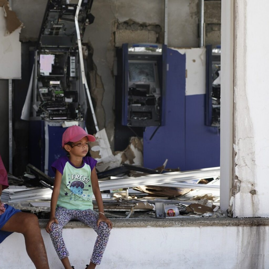 Acapulco residents are fending for themselves in absence of aid | AP News