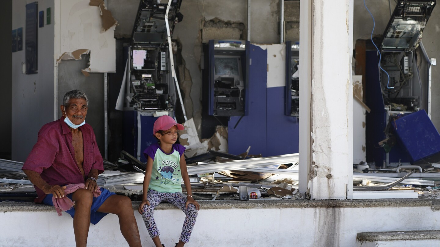 Acapulco residents are fending for themselves in absence of aid | AP News