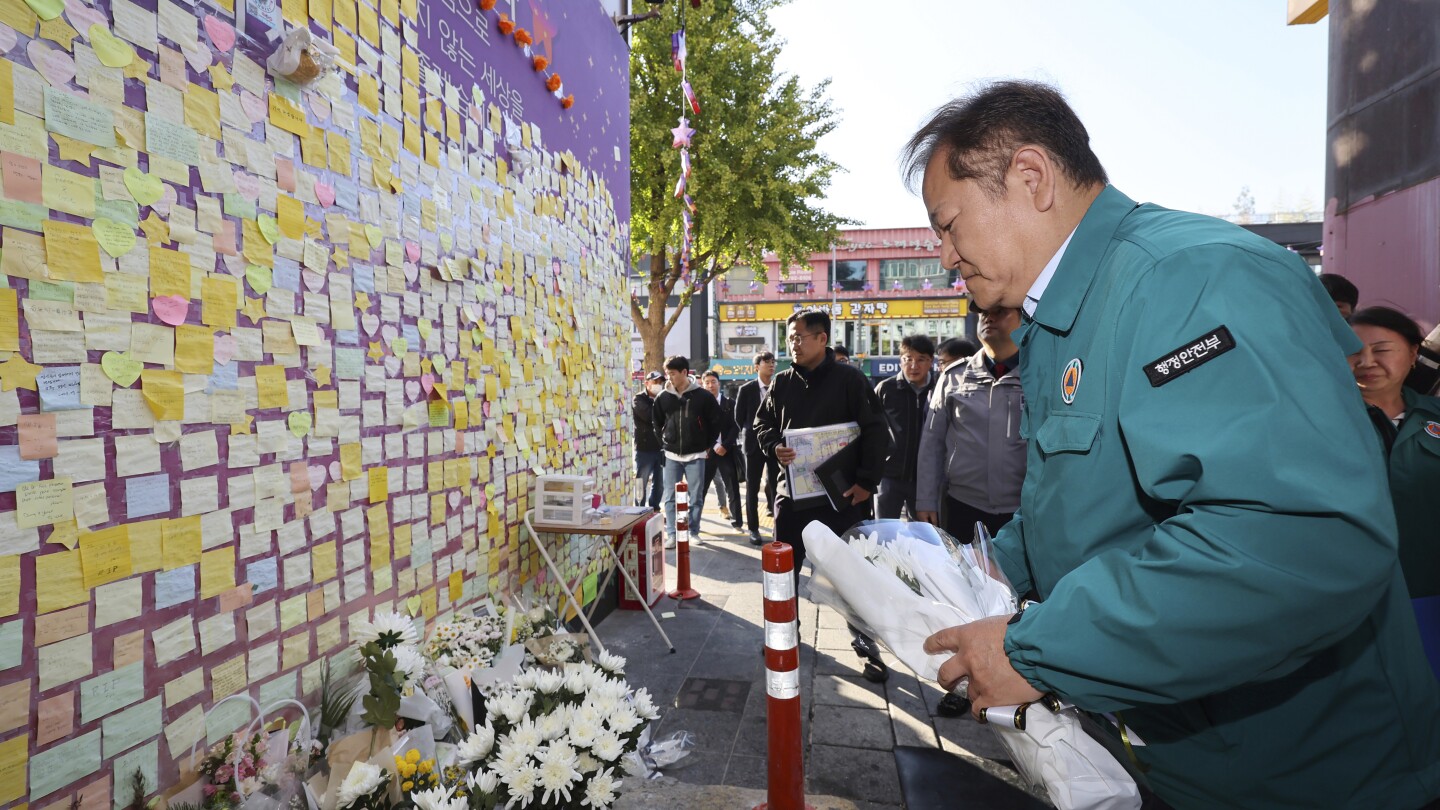 South Koreans hold subdued Halloween celebrations a year after party crush killed about 160 people | AP News