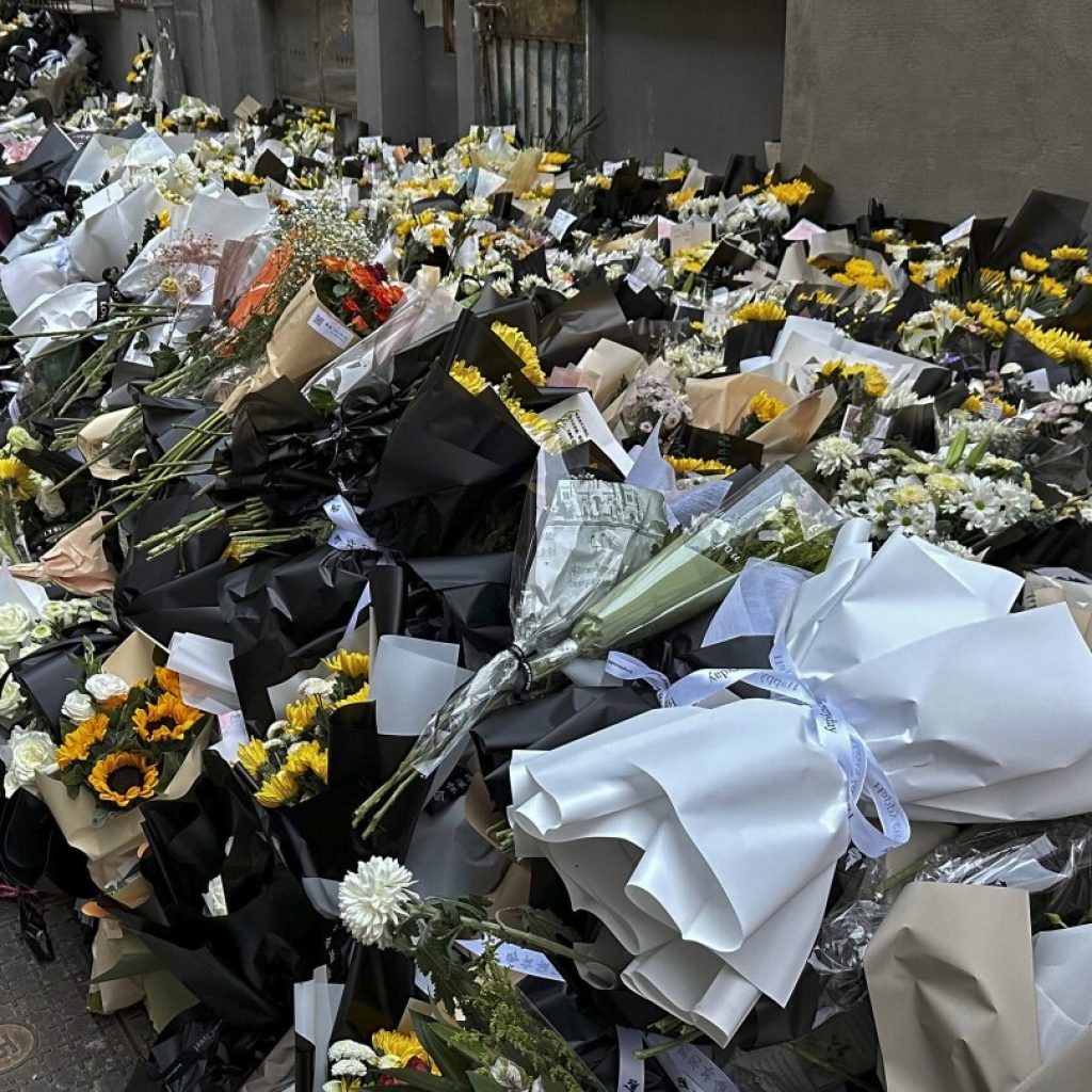 Hundreds of mourners lay flowers at late Premier’s Li Keqiang’s childhood residence in eastern China | AP News