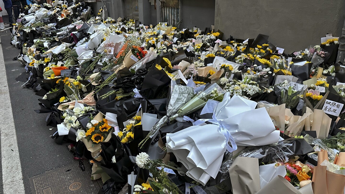 Hundreds of mourners lay flowers at late Premier’s Li Keqiang’s childhood residence in eastern China | AP News