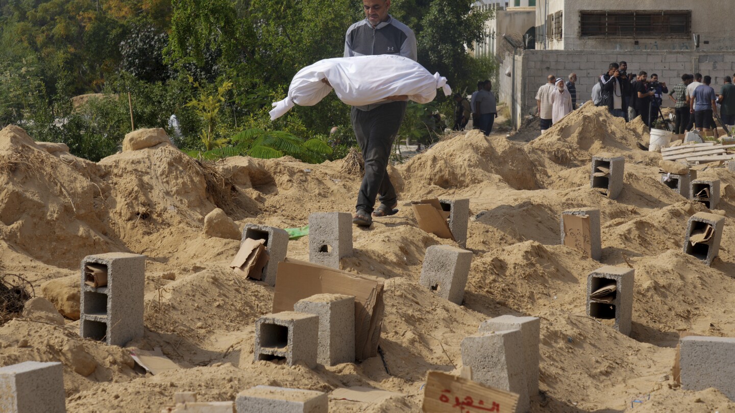 Mass graves, unclaimed bodies and overcrowded cemeteries. The war robs Gaza of funeral rites | AP News