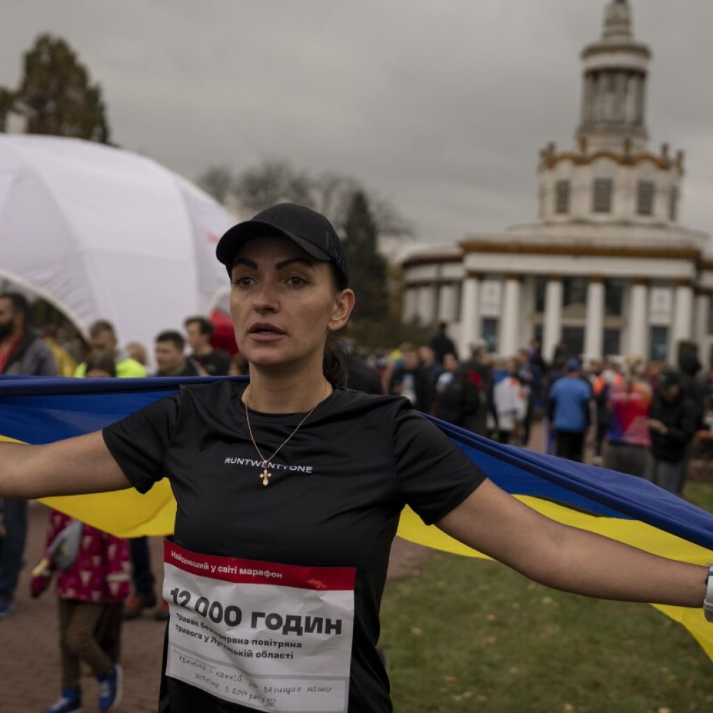 Thousands of Ukrainians run to commemorate those killed in the war | AP News