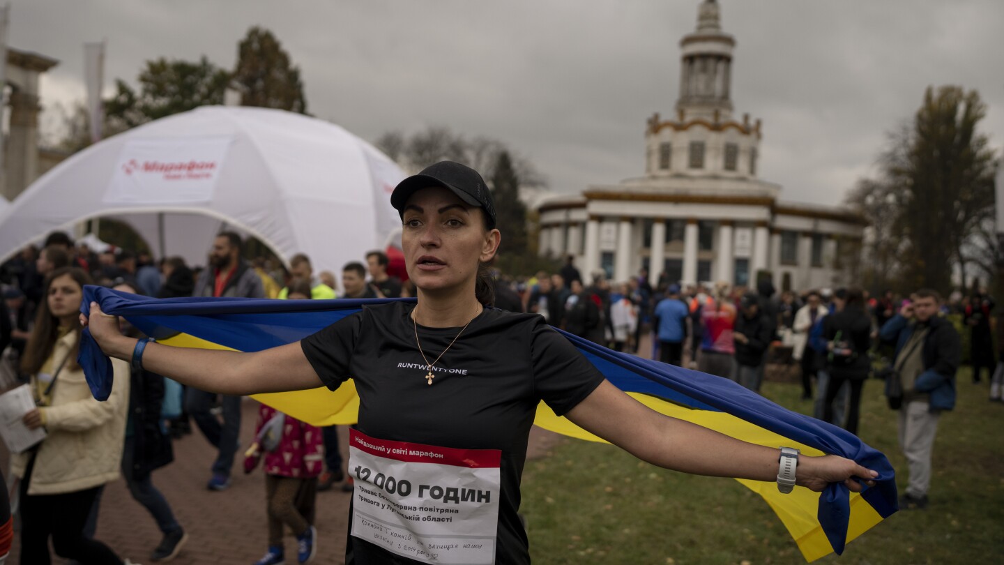 Thousands of Ukrainians run to commemorate those killed in the war | AP News