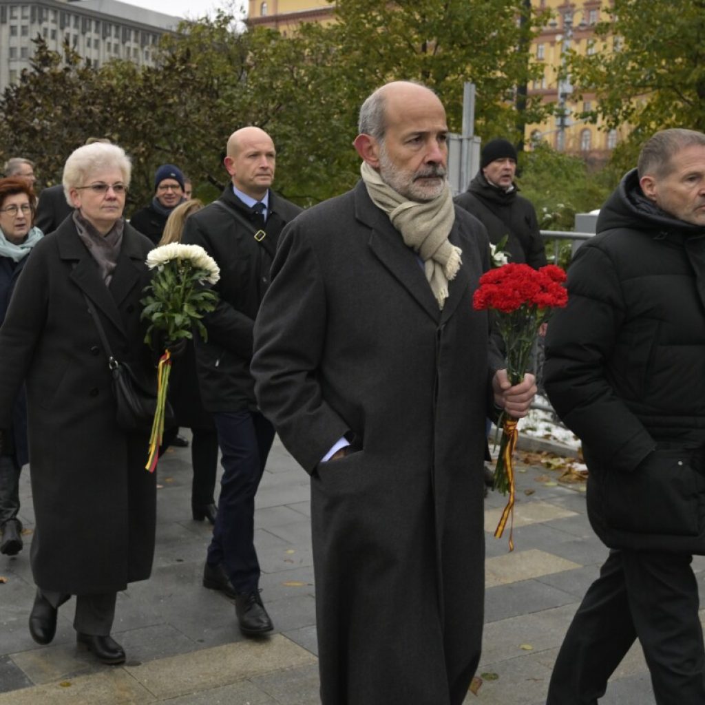 Russians commemorate victims of Soviet repression as a present-day crackdown on dissent intensifies | AP News