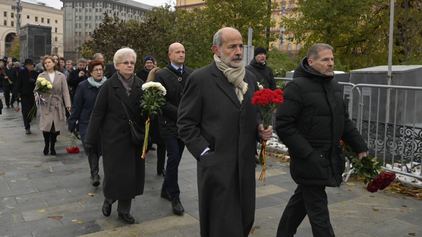 Russians commemorate victims of Soviet repression as a present-day crackdown on dissent intensifies | AP News