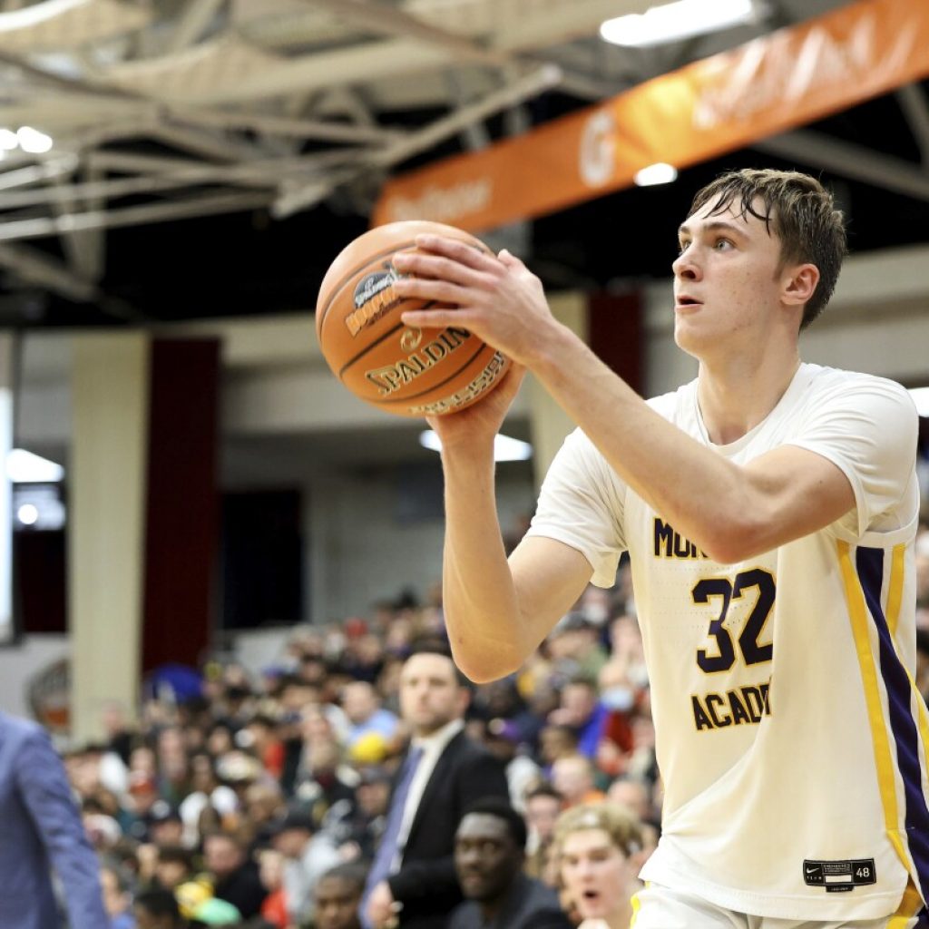 Top basketball recruit Cooper Flagg chooses Duke over UConn | AP News