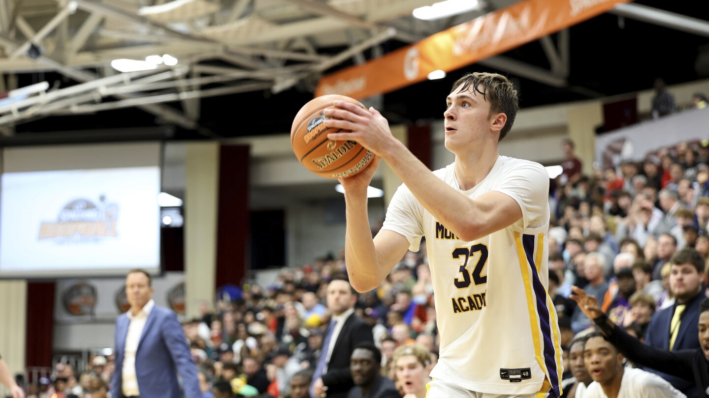 Top basketball recruit Cooper Flagg chooses Duke over UConn | AP News