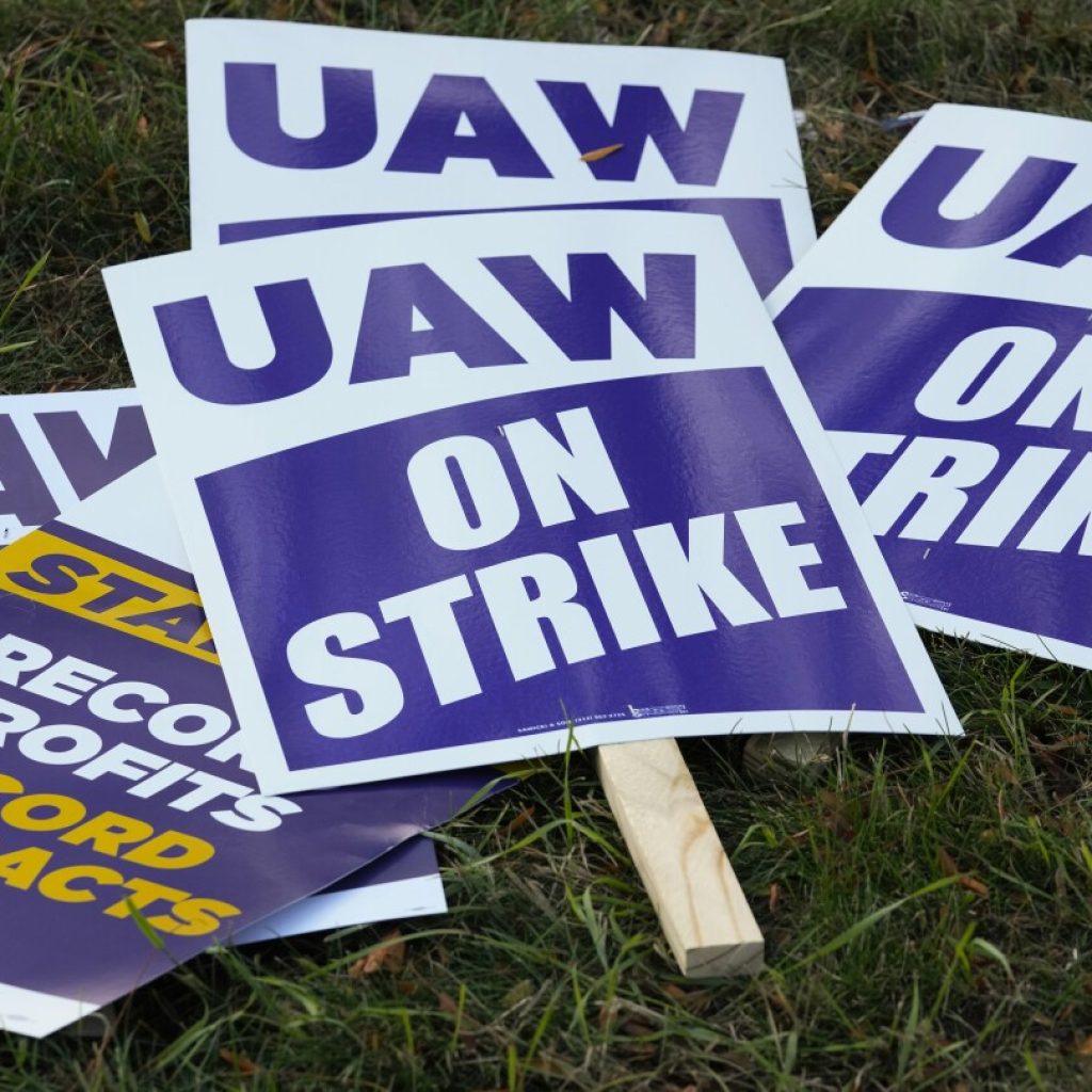 General Motors reaches tentative agreement with UAW | AP News