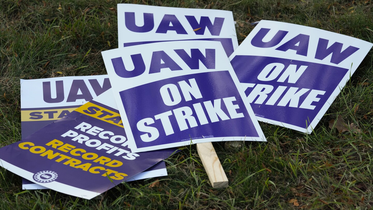 General Motors reaches tentative agreement with UAW | AP News