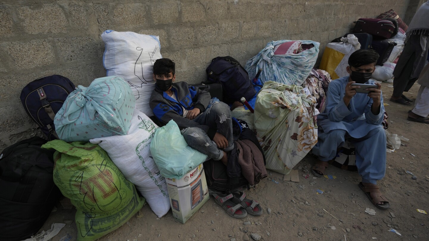 Afghans in droves head to border to leave Pakistan ahead of a deadline in anti-migrant crackdown | AP News