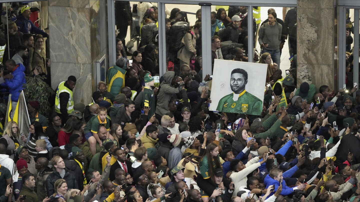 Victorious Springboks arrive back to a heroes’ welcome in South Africa | AP News