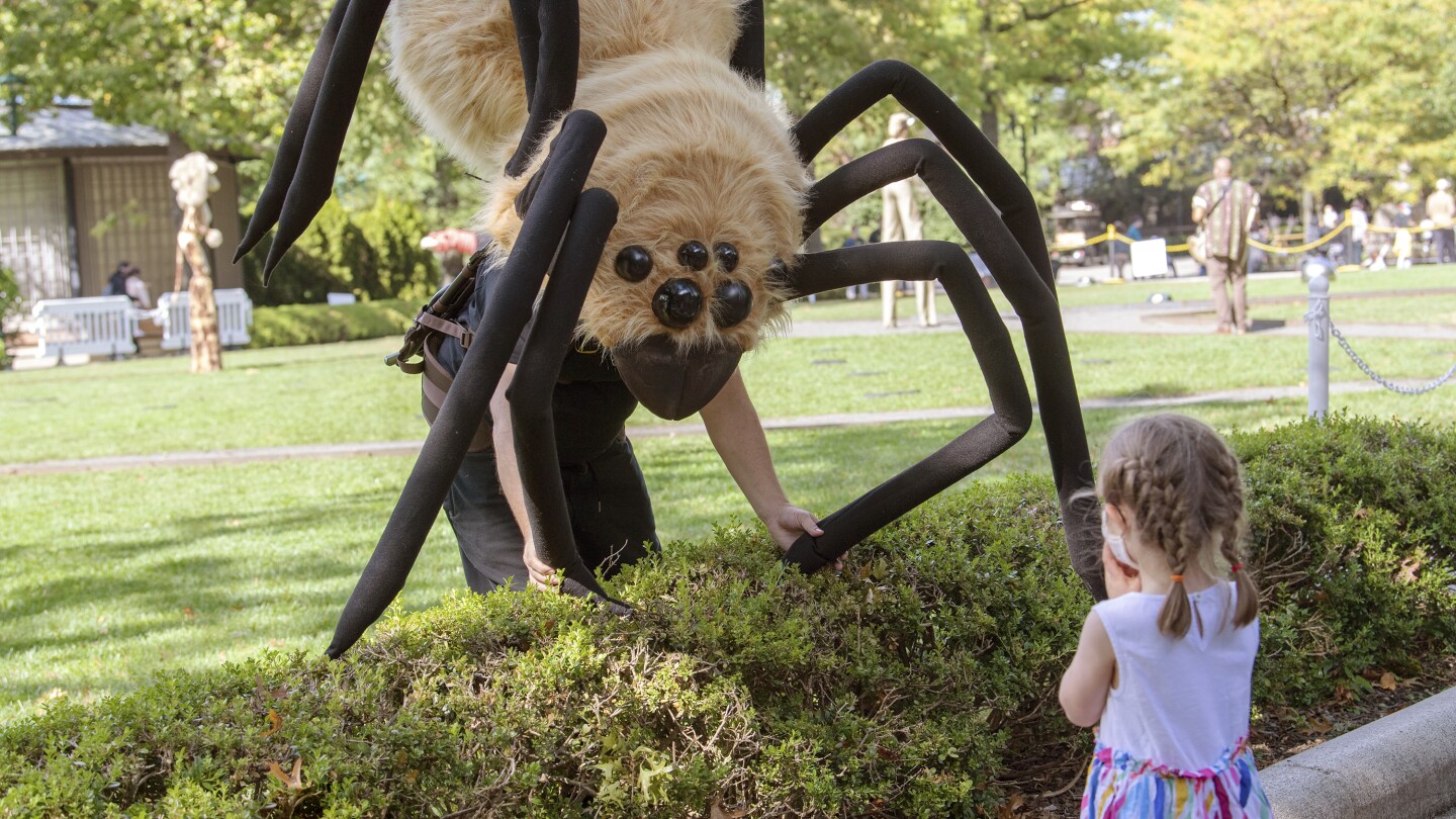 Zoos and botanical gardens find Halloween programs are a hit, and an opportunity | AP News