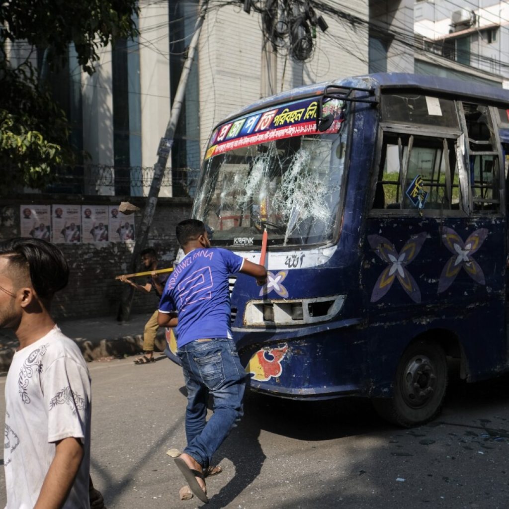 Thousands of Bangladesh’s garment factory workers protest demanding better wages | AP News