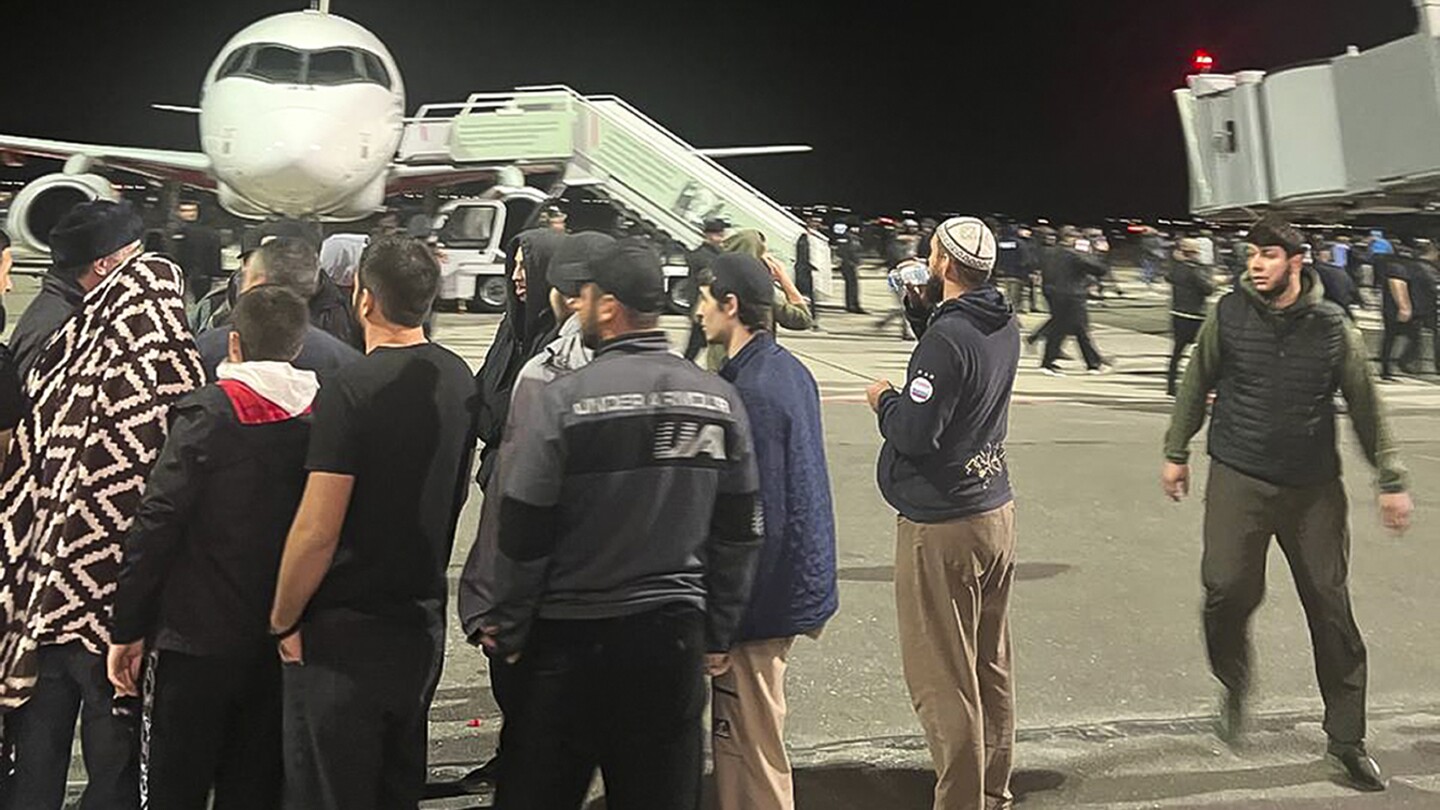 Israeli envoy to Russia says Tel Aviv passengers hid from weekend airport riot in terminal | AP News