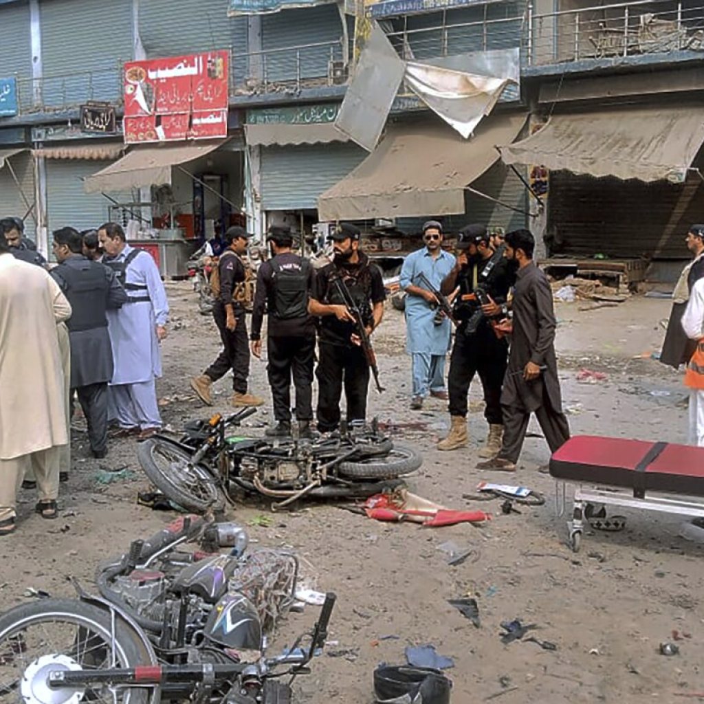 A planted bomb targeting police kills 5 and wounds 20 at a bus stop in northwest Pakistan | AP News