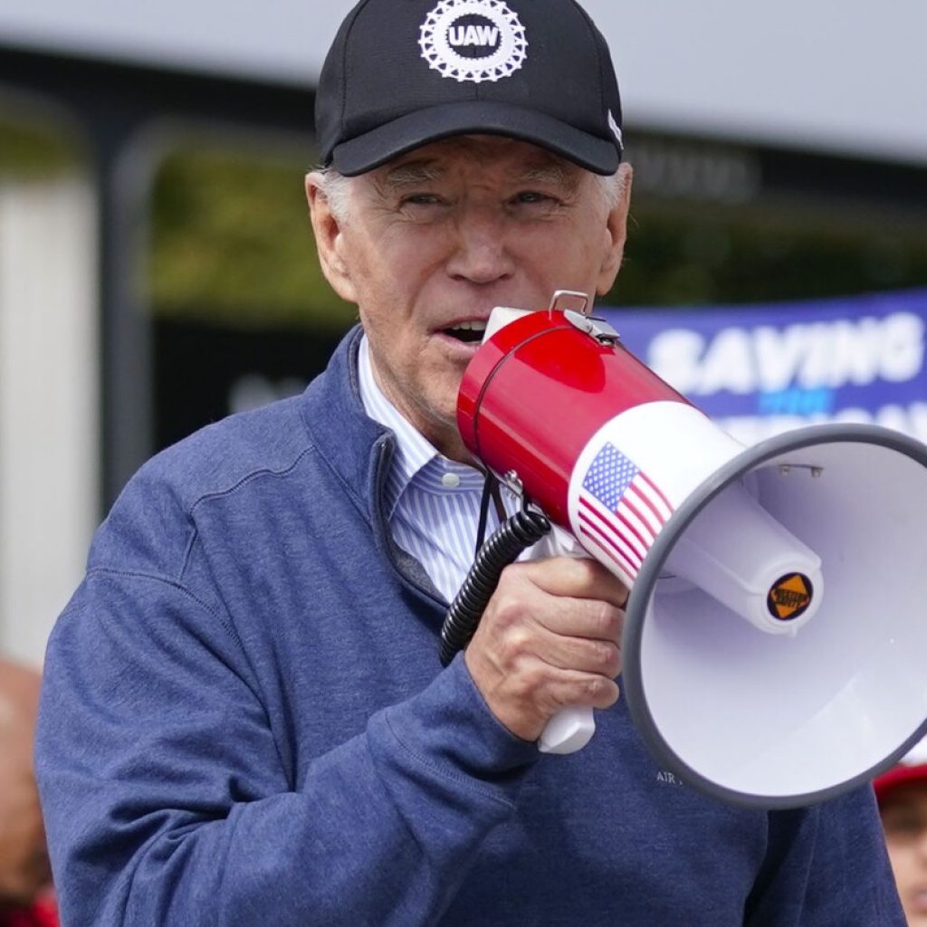 Biden spent weeks of auto strike talks building ties to UAW leader that have yet to fully pay off | AP News